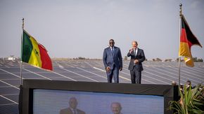 President Macky Sall (l.) and German Chancellor Olaf Scholz (r.) open a photovoltaic plant during the Chancellor's visit to Senegal in 2022. 